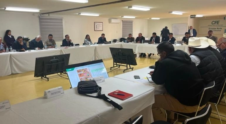 Líderes campesinos y funcionarios federales se reunieron en las oficinas del Centro Distribución Norte Chihuahua para analizar problemas como el del suministro de energía eléctrica, los pozos ilegales, obras de infraestructura y convenios para el pago de adeudos a la CFE de 2023. Foto ‘La Jornada’