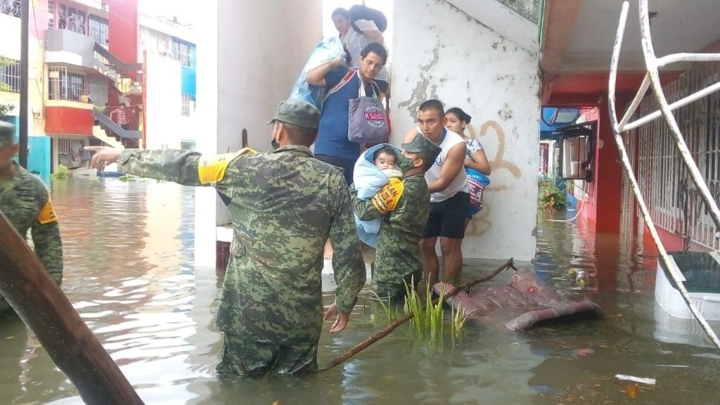 Elementos del Ejército ayudan a gente a salir de su vivienda en Tabasco. Foto Cuartoscuro
