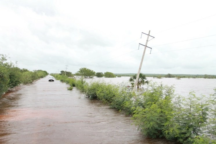 La CFE dispuso de un equipo conformado por 2 mil 281 trabajadores electricistas, 225 grúas, 626 vehículos, 2 helicópteros y 66 plantas de emergencia para atender las afectaciones que pudiera dejar la tormenta ‘Cristóbal’. La imagen, en Quintana Roo. Foto cortesía Protección Civil estatal
