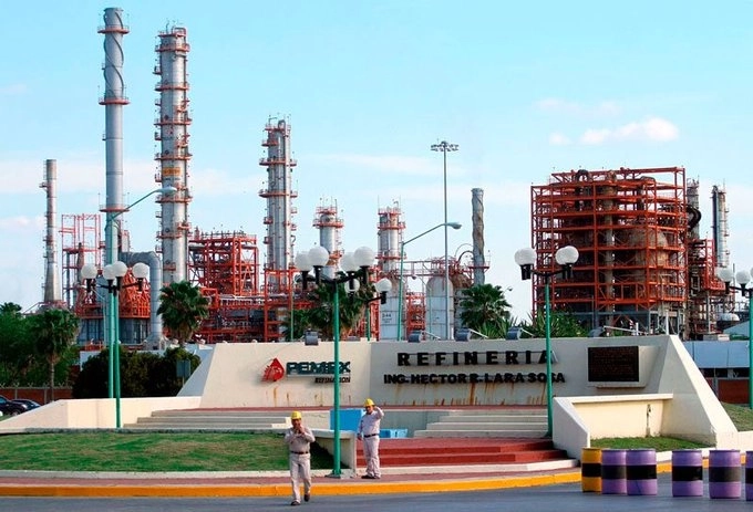 Fachada de la refinería Héctor Lara Sosa en Cadereyta, Nuevo León. Foto @rocionahle