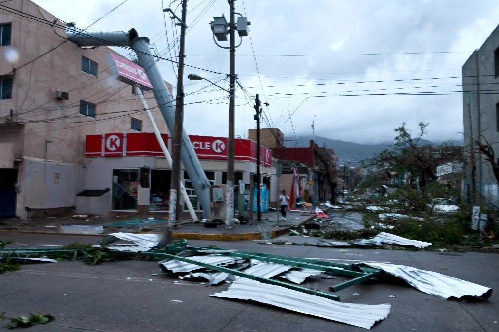 Ante los graves daños ocasionados por el impacto de ‘Otis’ en Guerrero y a pesar de las condiciones adversas de acceso y comunicación, personal de la Comisión Federal de Electricidad continúa trabajando para restablecer el servicio eléctrico. Foto Afp