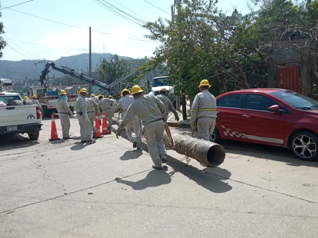Cuadrilla de CFE durante labores de restablecimiento del servicio de luz eléctrica en Acapulco, Guerrero. Foto CFE