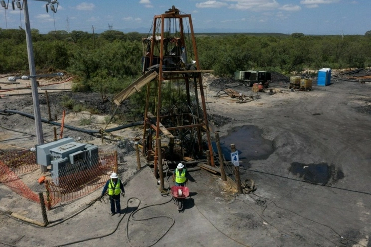 La Comisión Federal de Electricidad se reunió con familiares de los mineros de El Pinabete para informar sobre el avance del rescate de los cuerpos. Foto Cuartoscuro / Archivo