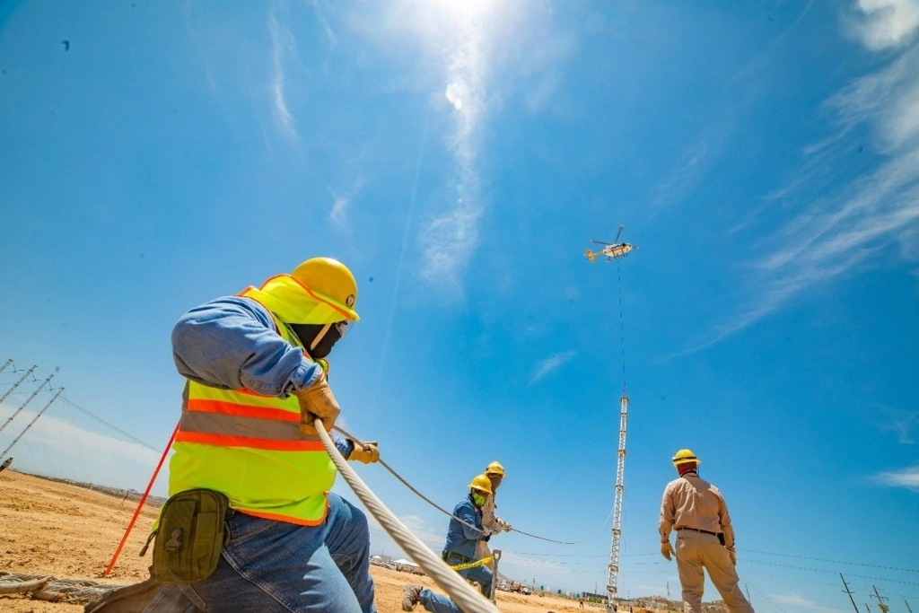 La empresa estatal indicó que cuenta con planes específicos para la atención de emergencias, los cuales tienen como prioridad restablecer la energía que puedan ocasionar cualquier fenómeno meteorológico. Foto tomada de X @CFEmx.