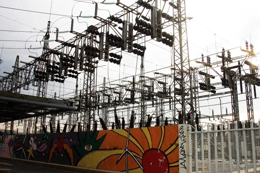 Torres eléctricas de instalaciones de la CFE en imagen tomada de las redes sociales del organismo.