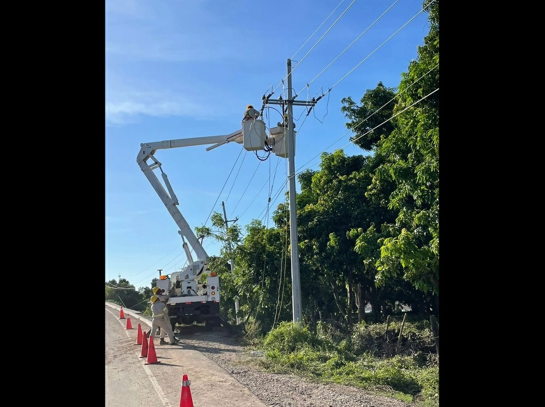Trabajadores de CFE realizan trabajos de reconexión del servicio eléctrico en entidades afectadas por el paso del huracán ‘Pamela’, el 15 de octubre de 2021. Foto tomada del Twitter de @CFEmx 