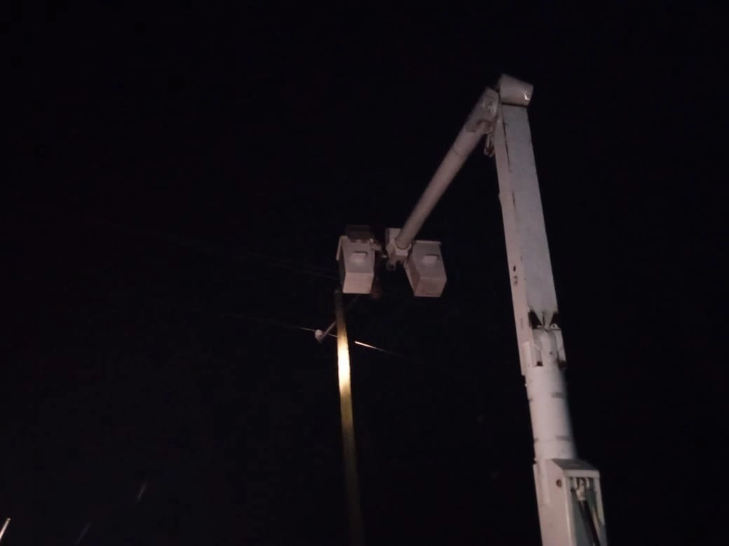 La Comisión indicó que 99 por ciento de los usuarios afectados por el paso de un canal de baja presión en Tabasco ya cuenta de nuevo con electricidad, el 24 de junio de 2021. Imagen tomada del Twitter de @CFEmx