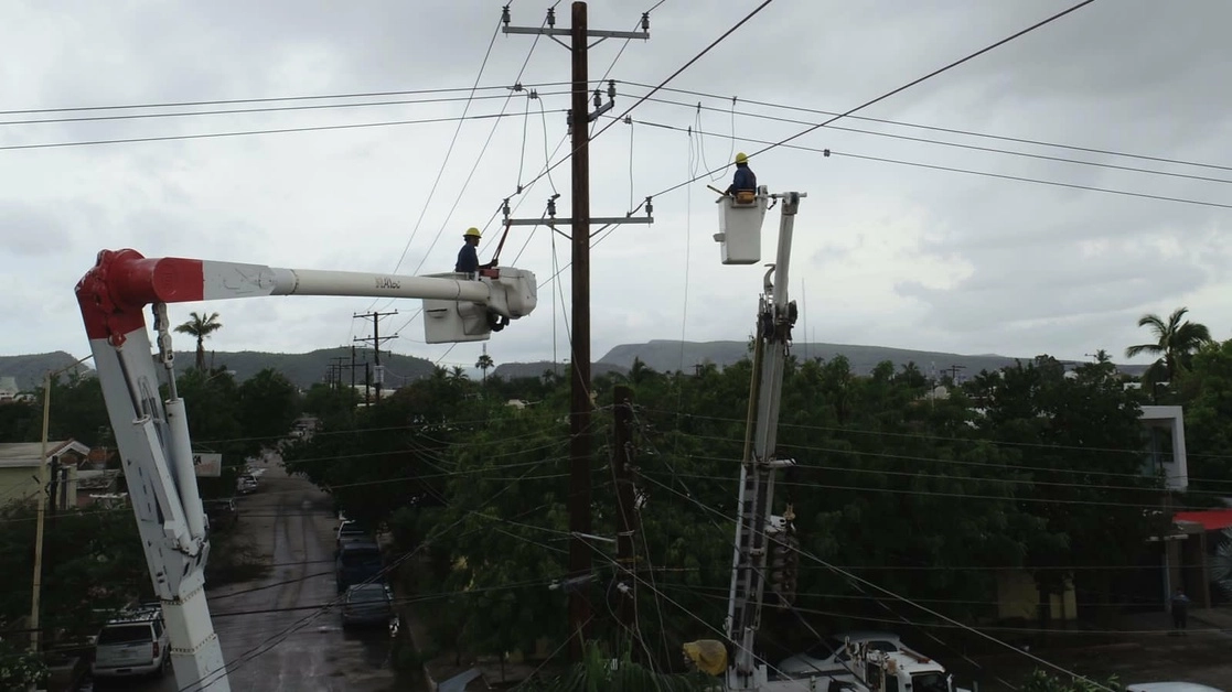 La Comisión Federal de Electricidad informó que ha restablecido el suministro de energía eléctrica a 76% de los usuarios afectados por la tormenta tropical ‘Olaf’ en Baja California Sur. Foto tomada de la cuenta de Twitter @CFEmx