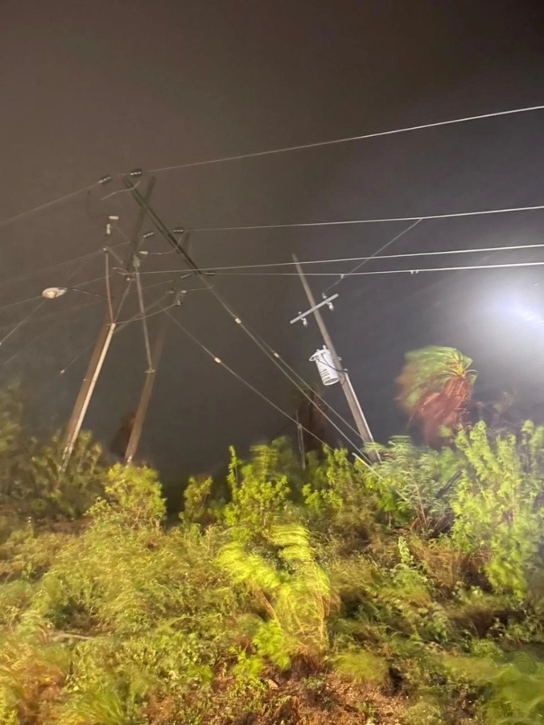Personal de la CFE labora para restablecer el servicio eléctrico a usuarios afectados de BCS por el paso del huracán ‘Norma’. Foto Tomada de X @CFEmx

