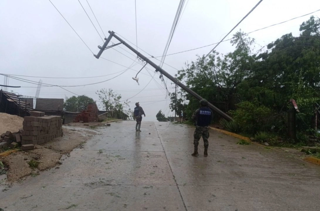 La CFE restableció el suministro de energía a 253 mil 975 usuarios afectados por el huracán ‘Erick’ en Oaxaca y Guerrero, dato que representa 91.7%, informó. Imagen del 19 de junio de 2025. Foto 