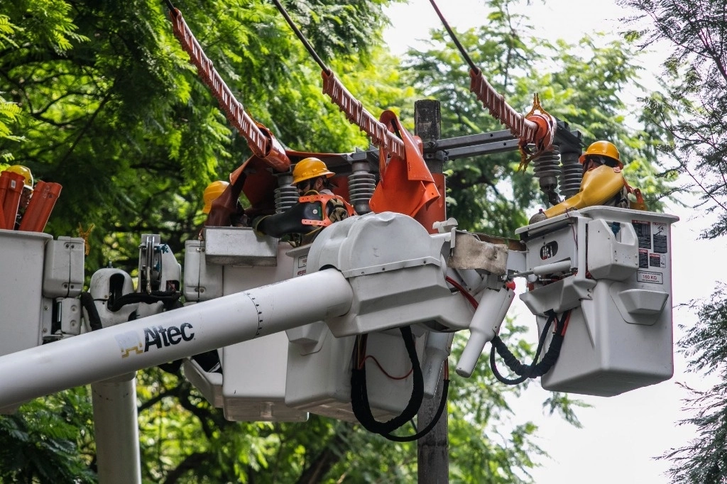 La empresa estatal detalló que en Oaxaca 18 mil 430 usuarios presentaron la interrupción del suministro eléctrico, pero fue restablecido en su totalidad. Foto Cuartoscuro