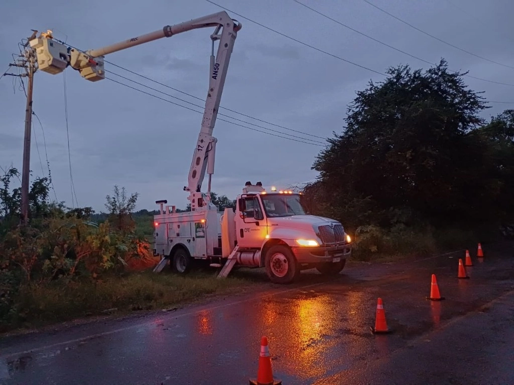 La CFE ha restablecido el servicio eléctrico a más de 21 mil usuarios afectados por la tormenta tropical 'John' en Colima, Jalisco y Michoacán. Foto Tomada de X @CFEmx / Archivo