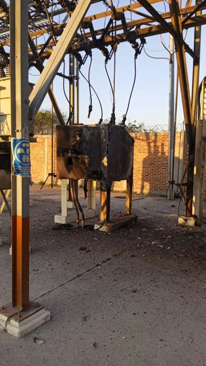 Por presuntas acciones de vandalismo, la subestación Jurica de la Comisión Federal de Electricidad, ubicada en el municipio de Querétaro, salió de servicio, lo cual dejó afectación en el servicio de 35 mil 365 usuarios, informó la empresa estatal, el 8 de noviembre de 2023. Foto tomada de X @CFEmx