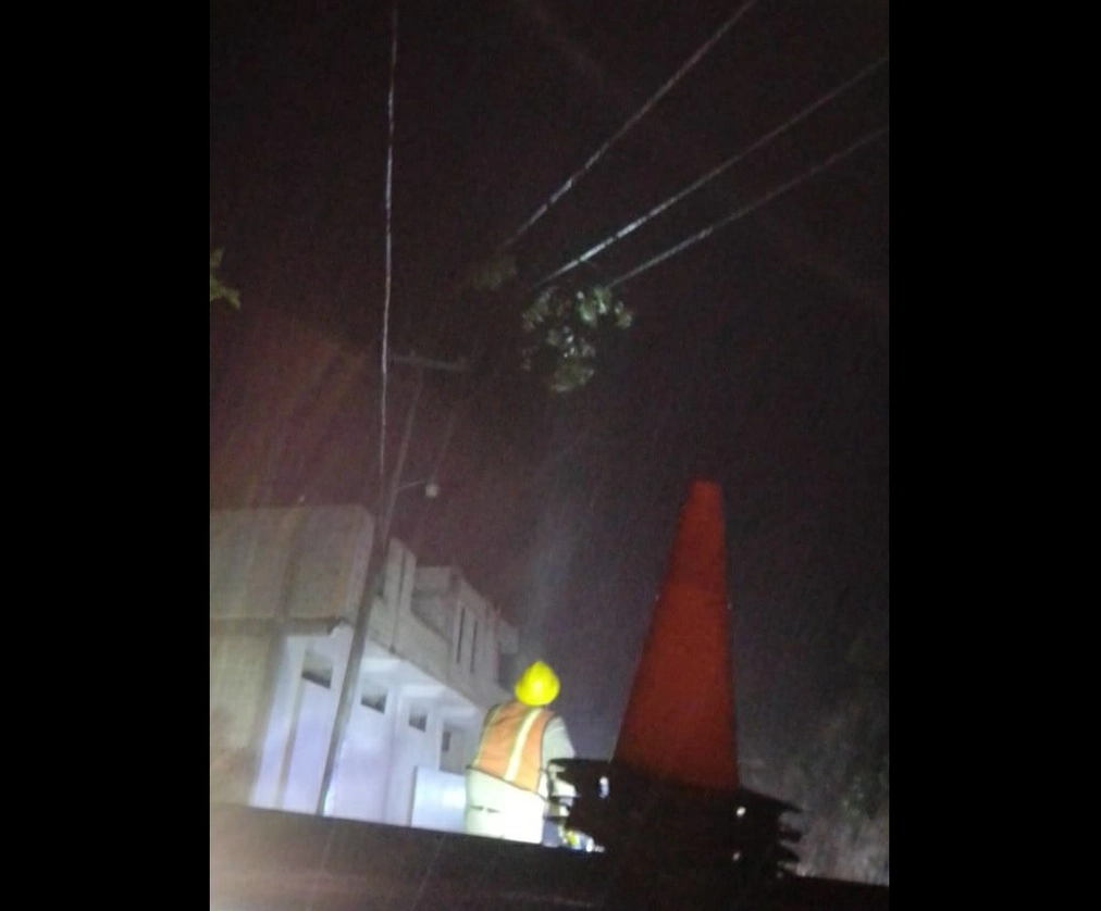 La CFE desplegó a mil 172 trabajadores para restablecer el servicio a los usuarios afectados por ‘Grace’ en Veracruz, Puebla, Hidalgo y SLP. Foto tomada de la cuenta de Twitter @CFEmx