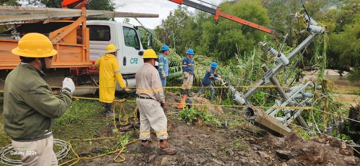 Personal de CFE labora para restablecer la energía eléctrica en comunidades afectadas por lluvias. Foto 