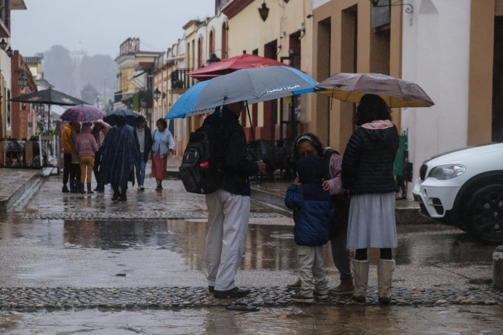 Habitantes de Chiapas se quedaron sin luz debido a las lluvias de los últimos días. Foto Cuartoscuro
