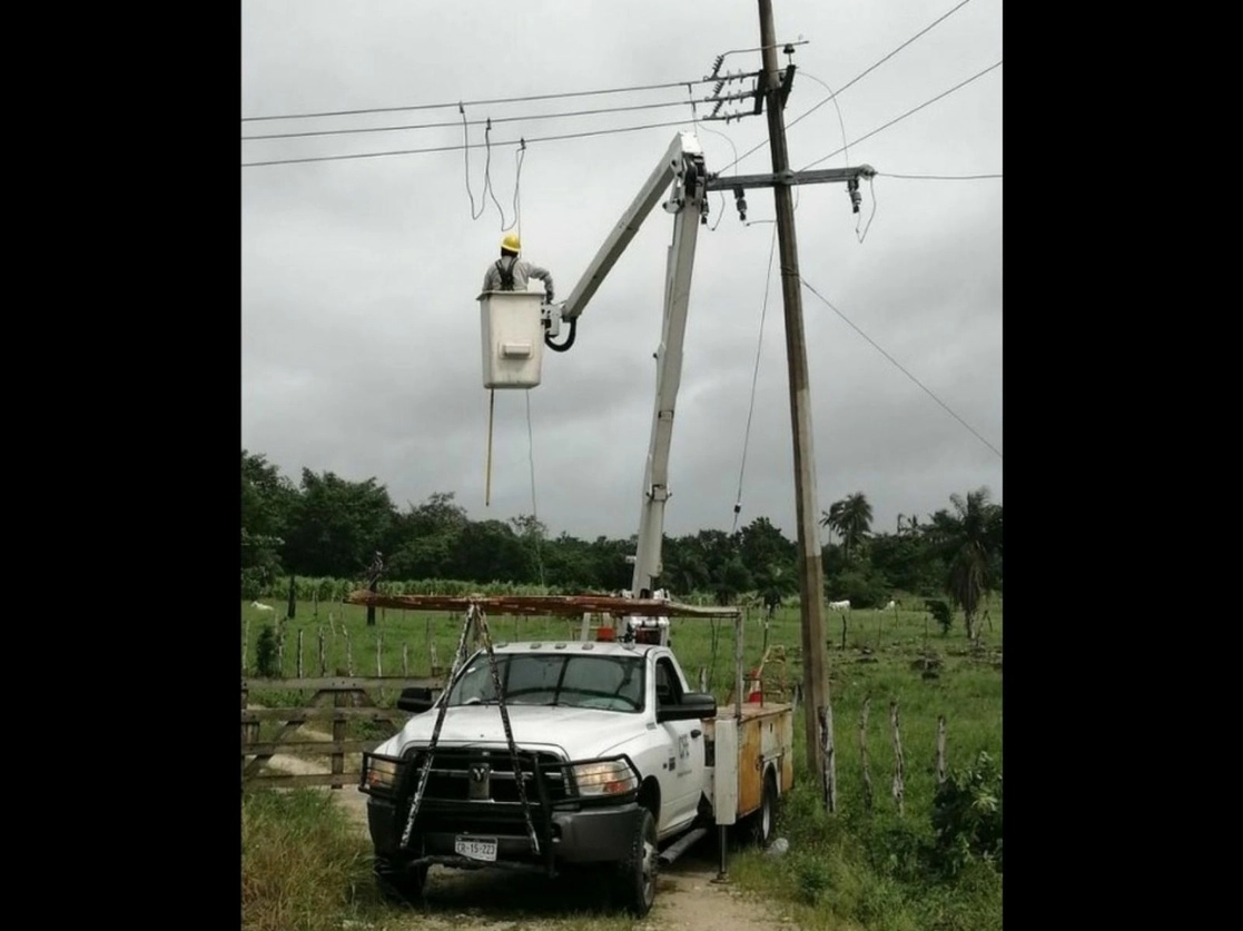 La Comisión informó que en las actividades participaron 393 trabajadores electricistas y se utilizaron un helicóptero, 64 grúas, 116 vehículos, 24 plantas de emergencia y siete torres de iluminación. Foto tomada del Twitter de @CFEmx