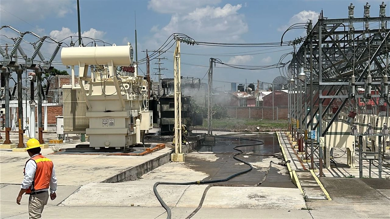 Bomberos y personal de CFE lograron controlar el incendio. Foto