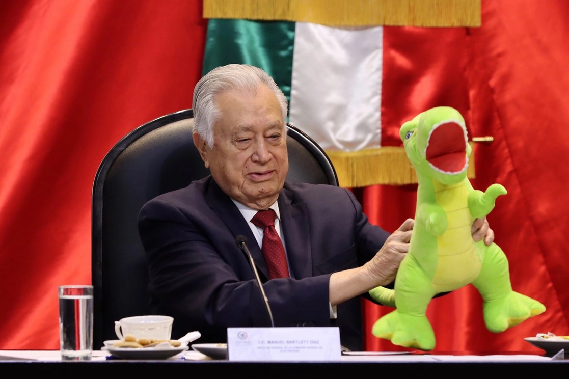 El directo de la CFE, Manuel Bartlett Díaz comparece ante las comisiones unidas de Energía y de Infraestructura de la Cámara de Diputados, el legislador del PRD, Mauricio Prieto le regala un dinosaurio, en el salón Verde, en la Cámara de Diputados, 08 de noviembre de 2022. Cristina Rodríguez