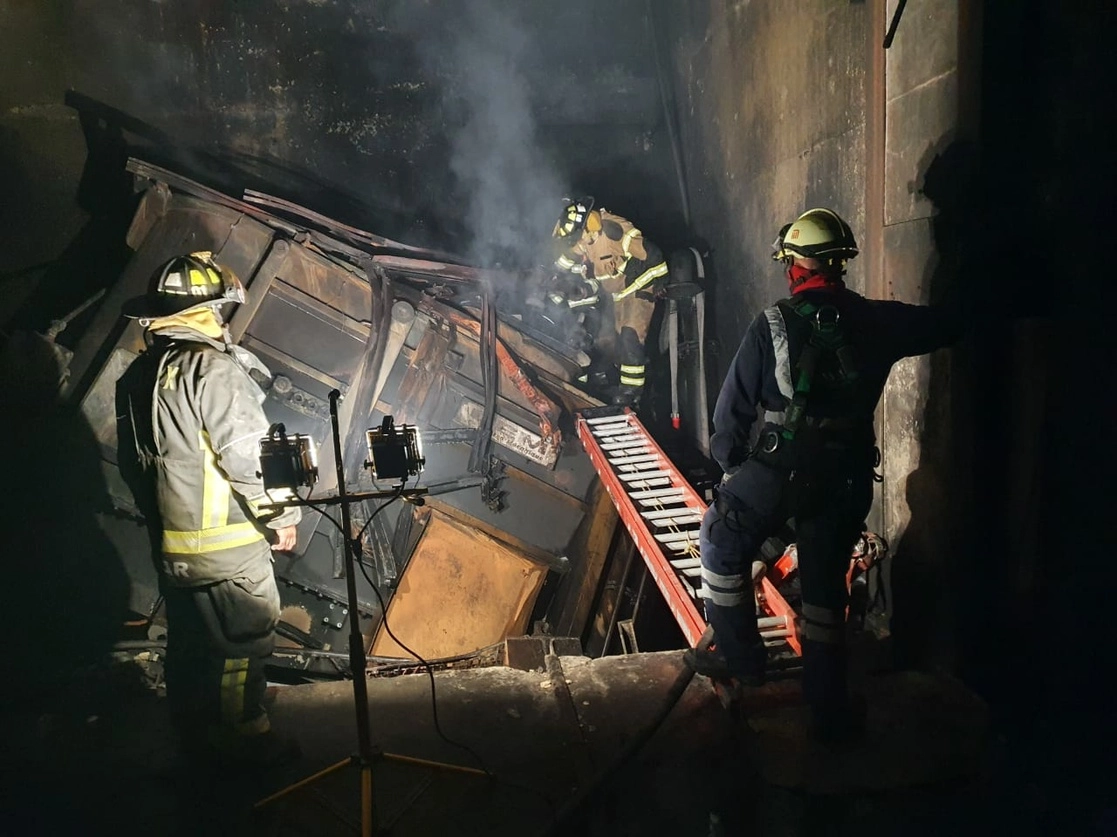 La CFE construirá una subestación de potencia en 8 días para restablecer suministro eléctrico del 
@MetroCDMX
, trabajo que normalmente llevaría 6 meses. Foto @CFE_mx