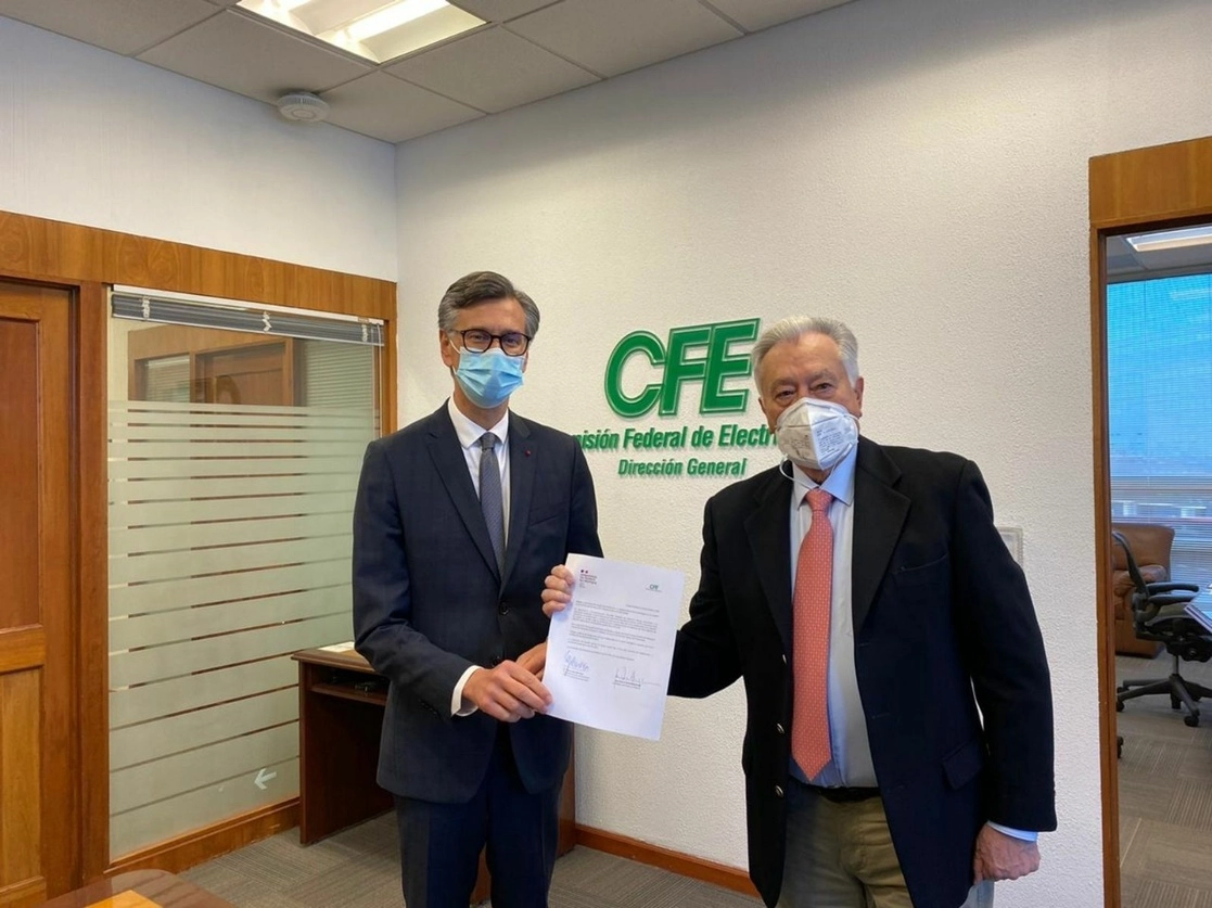 La Comisión Federal de Electricidad (CFE) estableció un acuerdo de cooperación con la embajada de Francia en México para desarrollar energía geotérmica, que utilizará tecnología de ciclo binario con recursos de los FASEP. Foto tomada del Twitter de @CFEmx