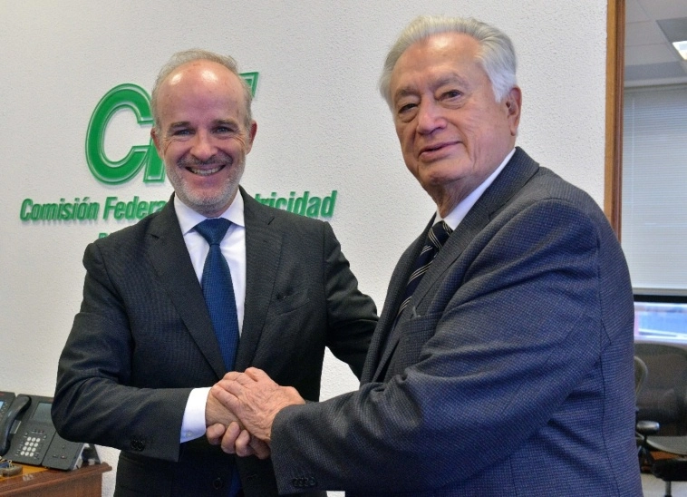 El director de CFE, Manuel Bartlett (dee) junto con André Canguçú, Managing Director de Networks de ENGIE (izq) tras la firma del convenio. Foto CFE