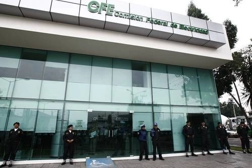Fachada de una sucursal de la Comisión Federal de Electricidad. Foto Cristina Rodríguez / Archivo