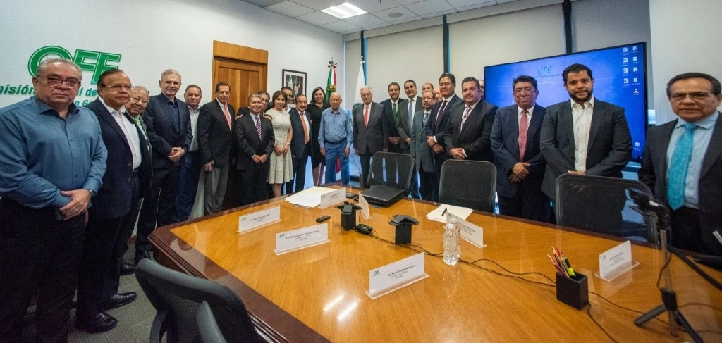 Durante la firma del nuevo Contrato Colectivo de Trabajo. Foto CFE