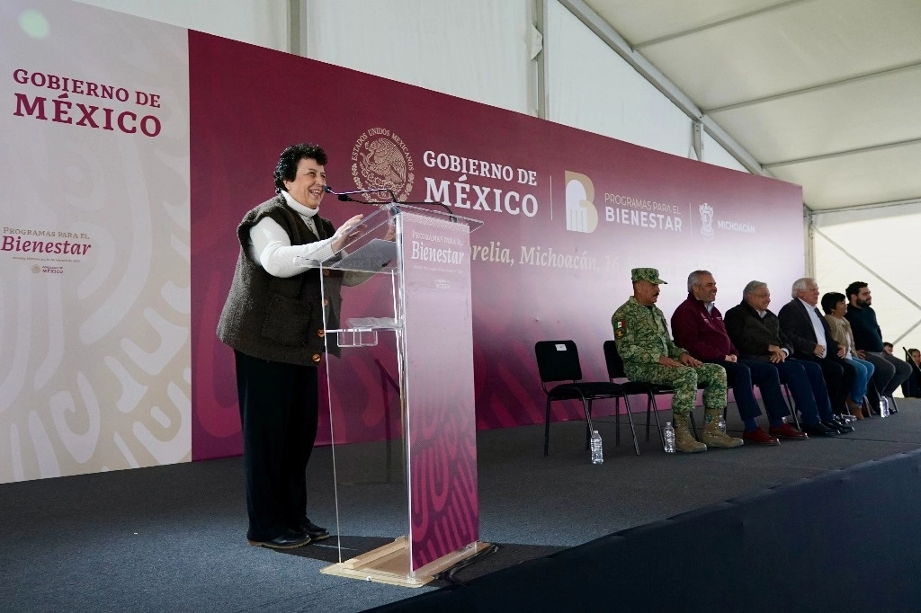 La directora de Universidades para el Bienestar "Benito Juárez", Raquel Sosa durante su mensaje. Foto Presidencia
