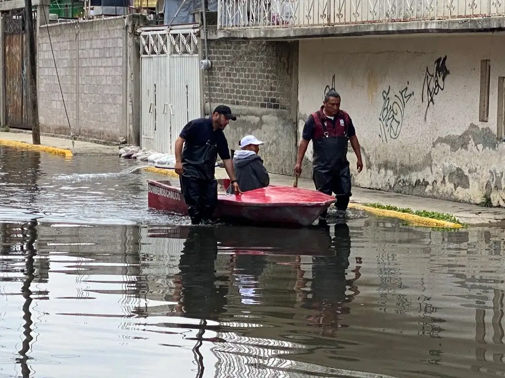Bomberos del municipio de Chalco, estado de México, rescataron a pobladores de las colonias Culturas de México y Jacalones, que resultaron afectados por las inundaciones. Foto 'La Jornada'