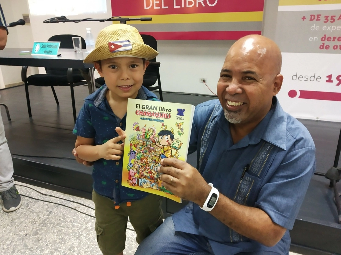 Alexis Díaz-Pimienta cuenta en entrevista con La Jornada que en el momento más complicado de la pandemia en Cuba escribió un poema para que Chamaquili explicara qué era el coronavirus. Ese texto derivó en un programa de televisión donde el niño Lucas Bolaño interpretó al pequeño repentista de la ficción. En la apertura de la 30 edición de la FILH, Lucas y el autor finalmente se conocieron, como se observa en la imagen.Foto tomada de la cuenta oficial de Facebook del encuentro editorial