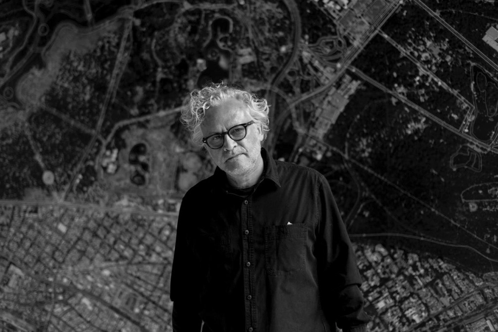 Orozco ante el mapa del proyecto Chapultepec: Naturaleza y Cultura, del que fue coordinador durante los seis años que duró la odisea. Foto cortesía del estudio del artista 