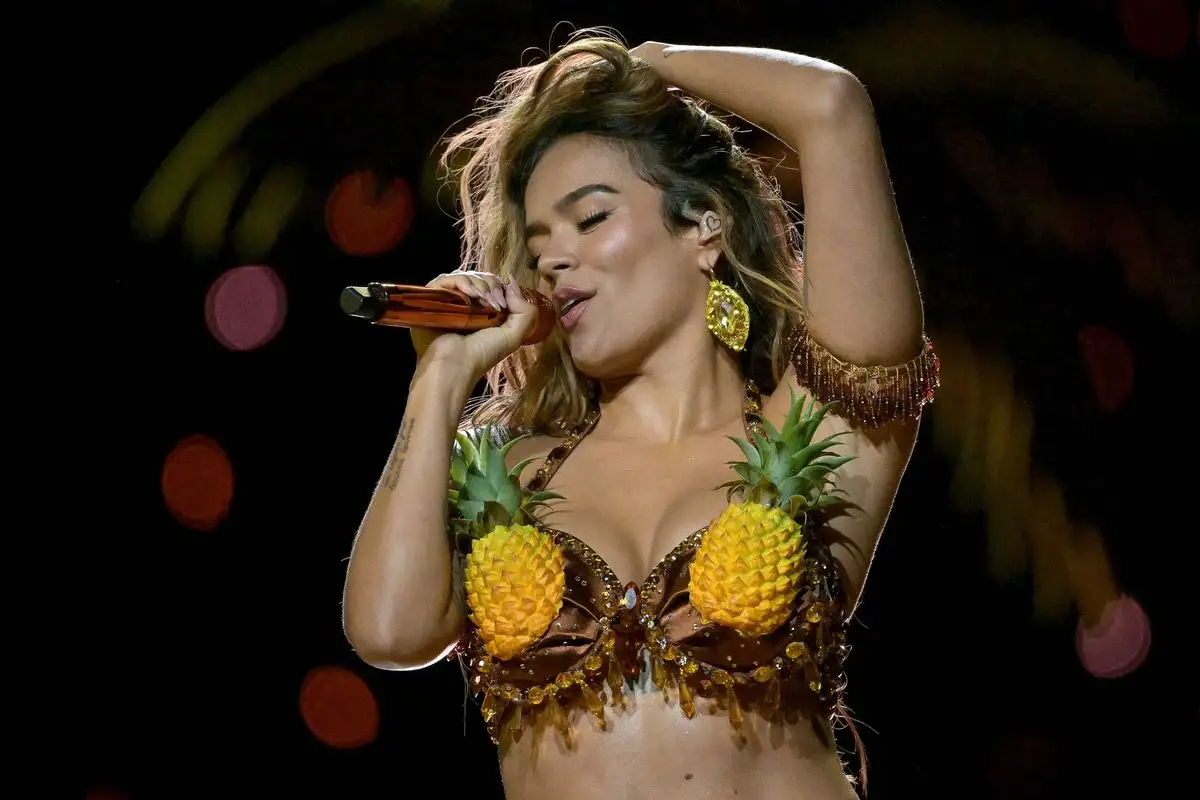 La cantante colombiana Karol G se presenta durante el entretiempo del partido de la NFL entre los Kansas City Chiefs y Los Angeles Chargers en el estadio Neo Química Arena de São Paulo, Brasil, el 5 de septiembre de 2025. Foto