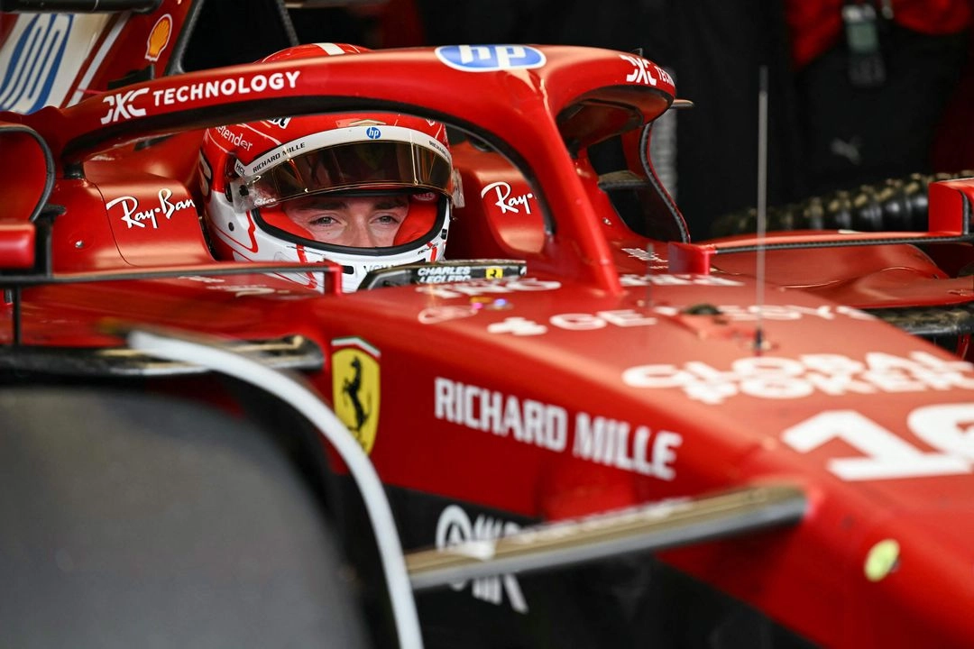 Leclerc paró el cronómetro en 1:16:439 tras su mejor vuelta en el Circuito de Albert Park, a 420 milésimas de su coequipero, el británico Lewis Hamilton, recién llegado a Ferrari y quien logró quedar quinto al marcar un tiempo de 1:16:859.