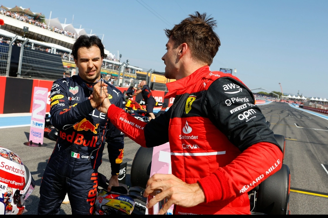 ‘Checo’ Pérez y Charles Leclerc intercambian saludos luego de la prueba clasificatoria  del GP de Francia. Foto Ap