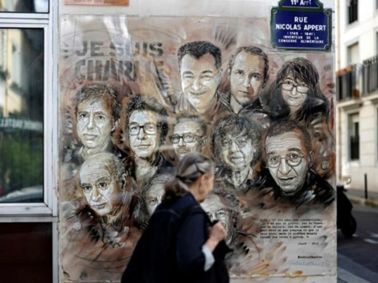 ‘Charlie Hebdo’ afirmó que nunca se rendirá. El odio que nos golpeó sigue ahí. En la imagen, un cuadro del artista y pintor callejero Christian Guemy es expuesto en una arteria de París en homenaje a los integrantes asesinados del semanario satírico. Foto Afp