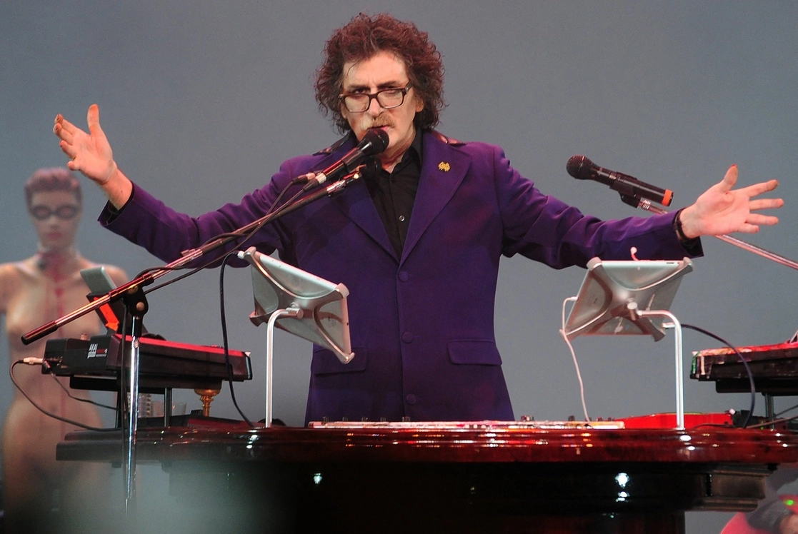 El músico argentino Charly García durante su show Líneas Paralelas (Artificio Imposible) en el escenario del teatro Colón, en Buenos Aires, el 30 de septiembre de 2013. Foto Afp