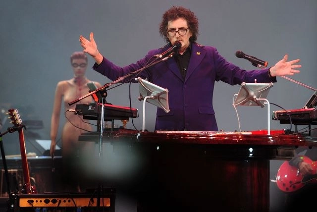 Charly García se presenta en el escenario del teatro Colón durante su espectáculo "Líneas Paralelas”, en Buenos Aires. Foto Afp