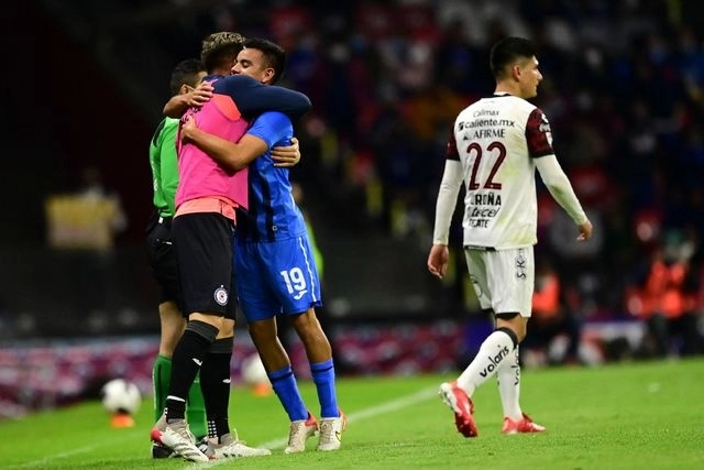 El refuerzo Charly Rodríguez celebra el primer gol que anota en el equipo de Cruz Azul. Foto Afp