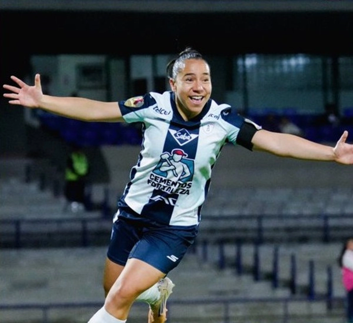 La futbolista del Cluib Pachuca Femenil, Charlyn Corral festeja su anotación durante el encuentro. Foto tomada de la cuenta de X