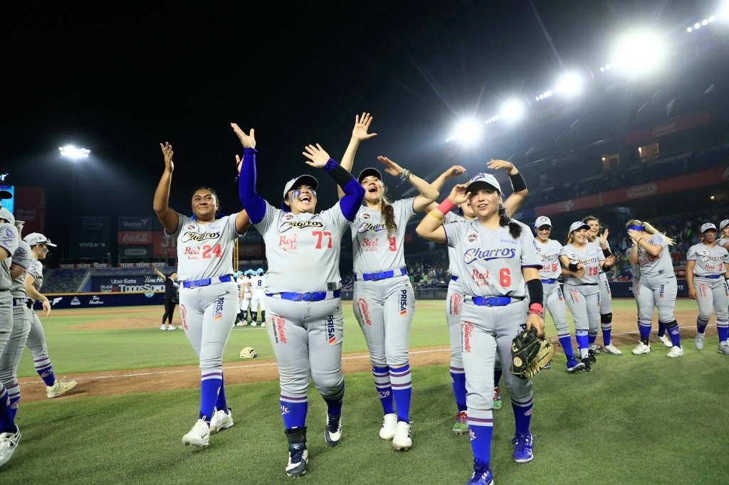 Las de Jalisco no se dieron por vencidas y aumentaron su ventaja en la sexta entrada, con lo que lograron el triunfo y poner la serie a su favor (2-1). Foto tomada de X @charrosbeisbol.