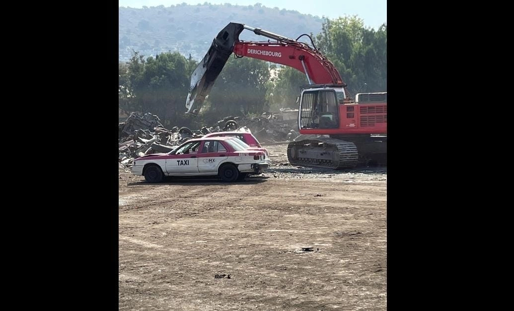 Los 228 taxis fueron destruidos luego de cumplir su vida útil y de que sus propietarios adquirieran un crédito para la compra de un vehículo eficiente o híbrido. Foto Laura Gómez  