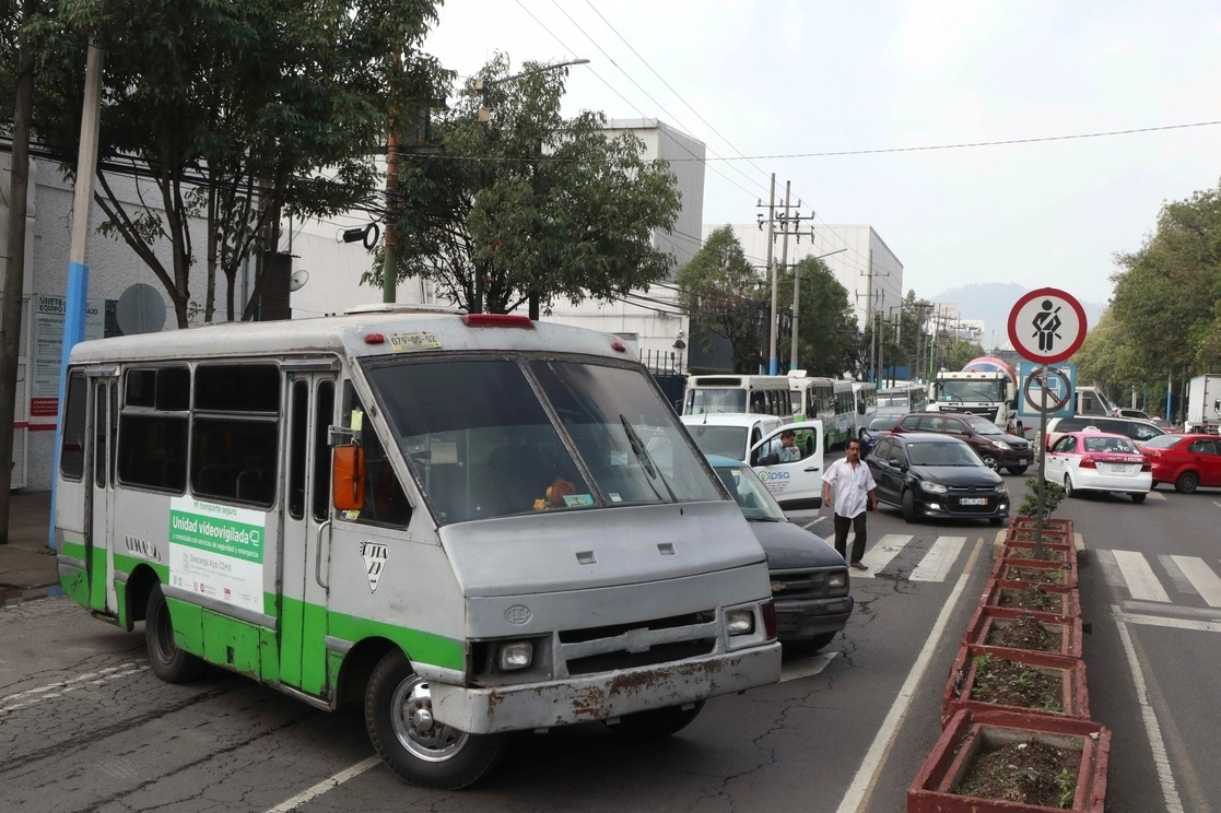 El gobierno de la Ciudad de México, prevé chatarrizar alrededor de 2 mil microbuses con una antigüedad de más de 10 años. Foto Alfredo Domínguez / Archivo