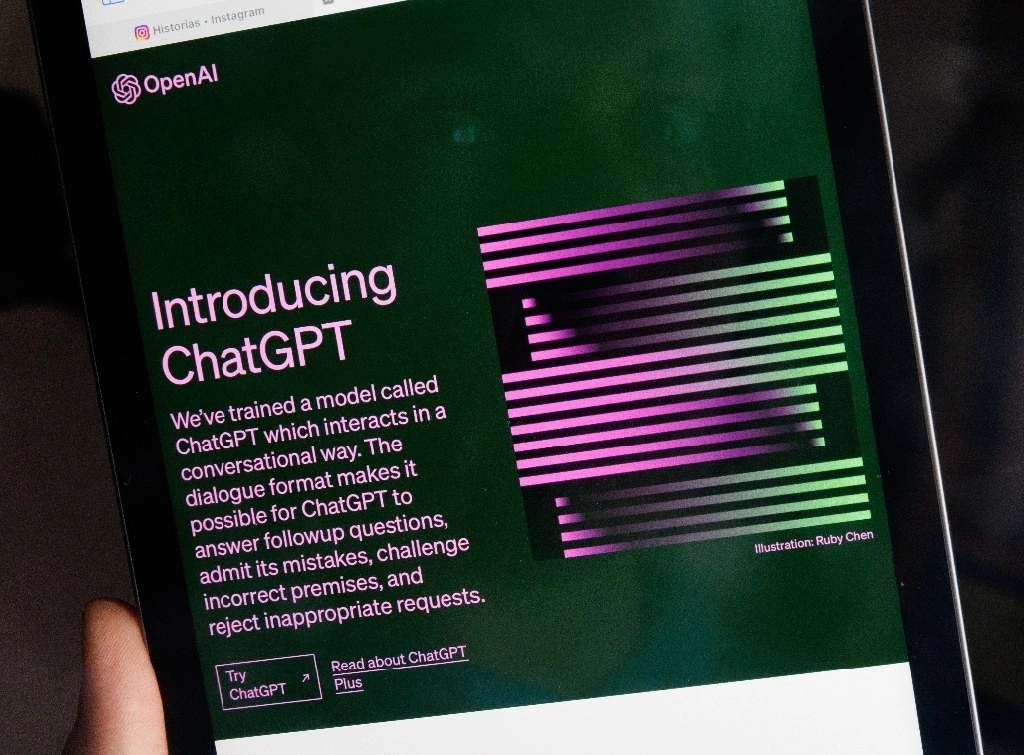El robot ChatGPT invadió las esferas académicas y profesionales, políticos y legisladores ya lo usan para elaborar discursos y leyes, algunos gobiernos pretenden convertirlo a sus causas y hay quienes temen que se vuelva un arma difícil de detectar en campañas de influencia.  Europa Press