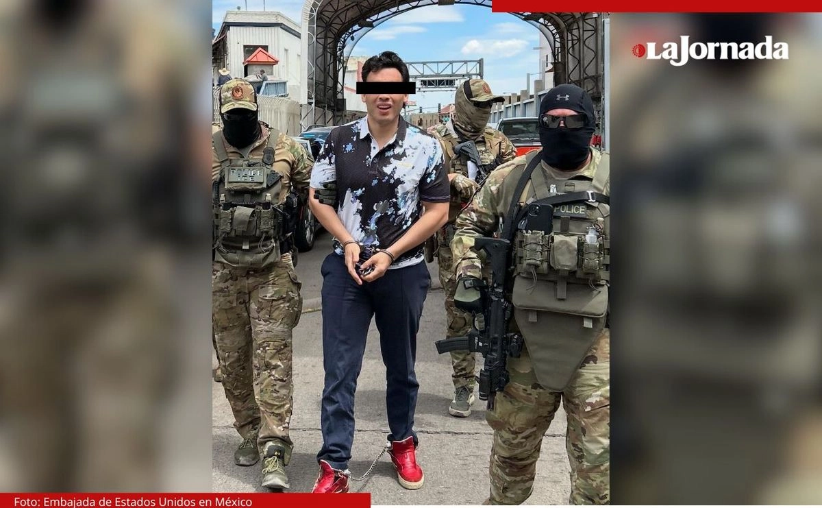 Momento en el que las autoridades estadunidenses entregan a Julio César Chávez Carrasco, esposado de manos y pies. Foto
