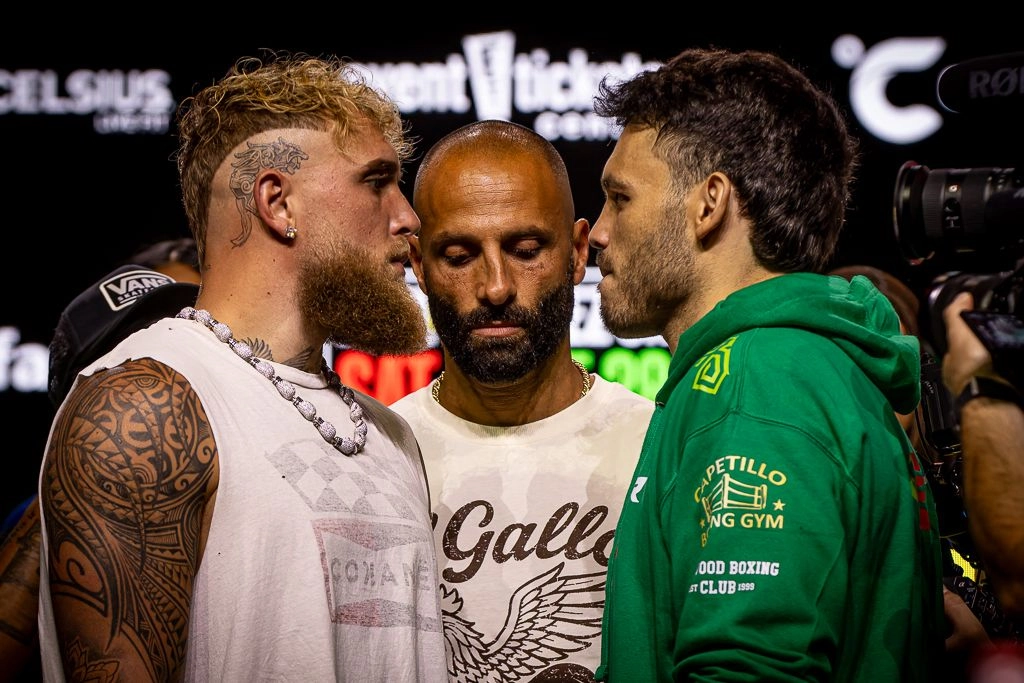 Los boxeadores Jake Paul (izq) y Julio César Chávez Jr (c) tras la conferencia de prensa. Foto tomada de la cuenta de X 