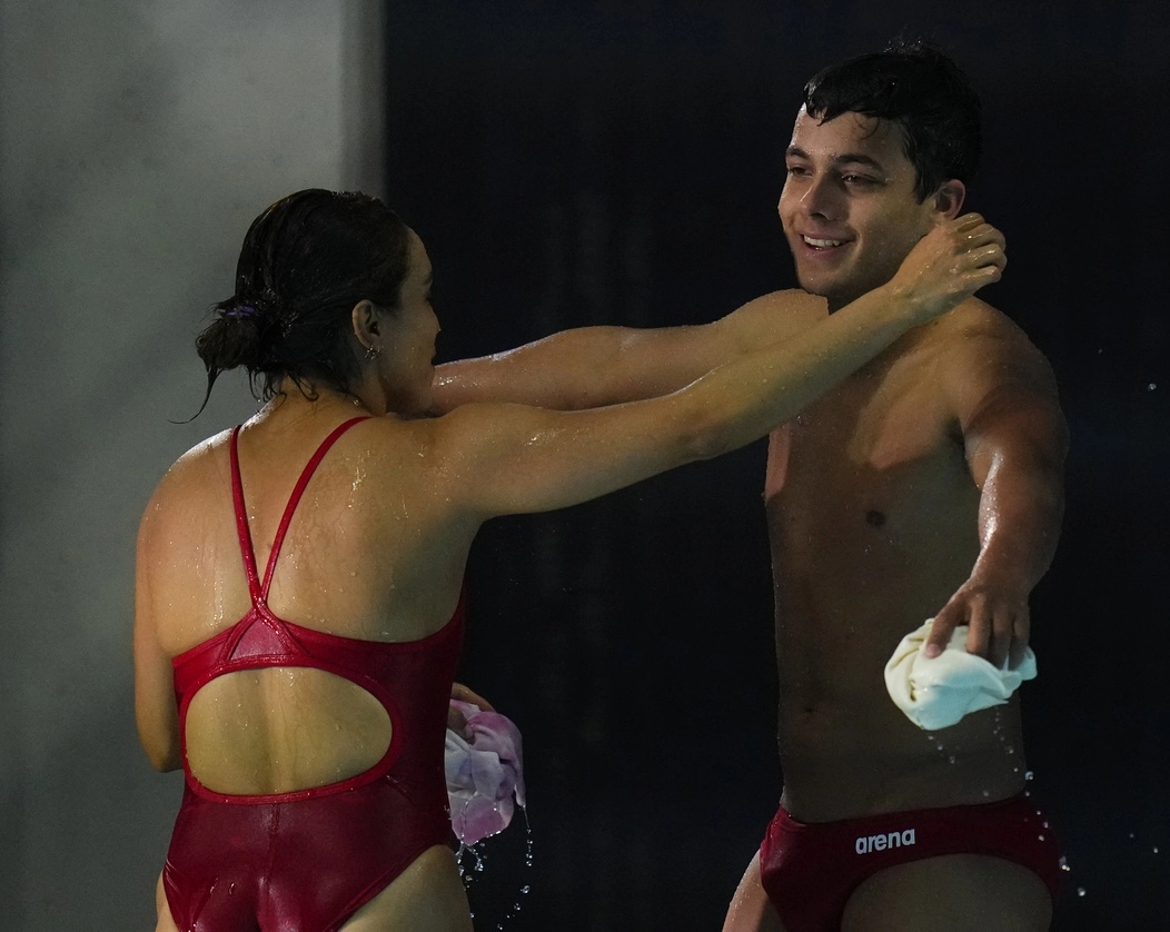 Los mexicanos Arantxa Chávez y Kevin Muñoz finalizaron en el cuarto puesto en mixtos sincronizados en trampolín de tres metros. Foto Afp 