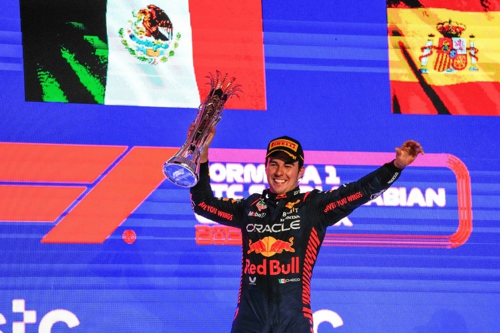 "El equipo ha realizado una labor increíble y hemos solucionado todos los problemas mecánicos", dijo Sergio Pérez en primeras declaraciones. Max Verstappen, su coequipero en Red Bull, tuvo una extraordinaria remontada después de haber arrancado del lugar 15 para culminar en segundo sitio. El veterano español Fernando Alonso, de Aston Martin, quedó tercero. Foto Ap


