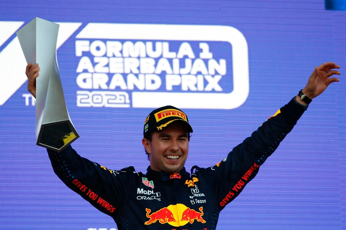 ‘Checo’ Pérez supo capitalizar una carrera caótica en Azerbaiyán. Max Verstappen, su coequipero en Red Bull, quedó fuera tras chocar con una barrera tras pinchazo en un neumático, el 6 de junio de 2021. Foto Afp