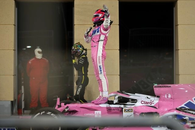 Sergio Pérez celebra sobre su monoplaza luego de concluir y ganar el GP de Sakhir. Foto Afp